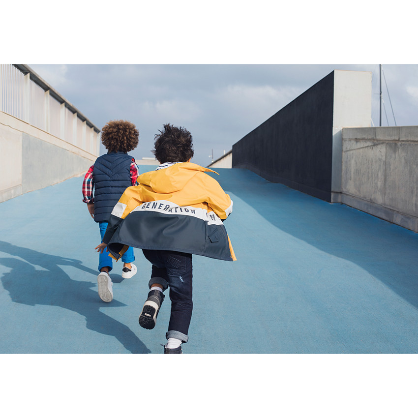 Vaqueros con efecto desgastado y arrugado con corte slim e inscripción con relieve 