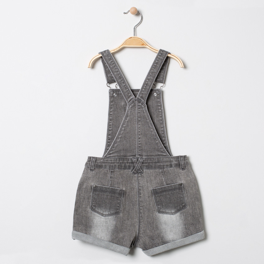 Mono efecto usado con flores bordadas 