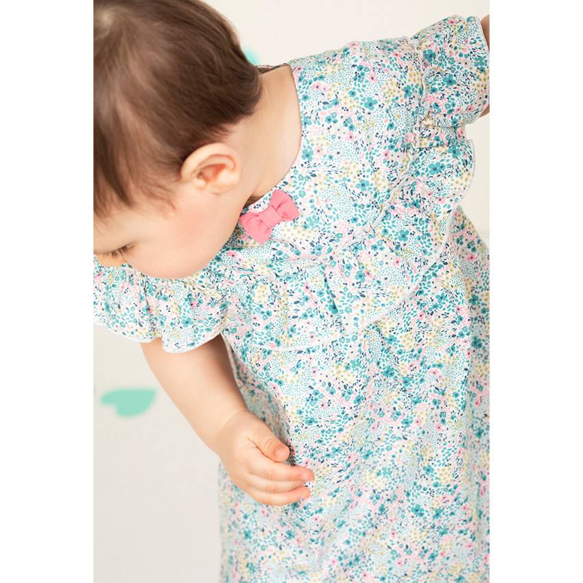 Vestido con volantes y flores estampadas all over 