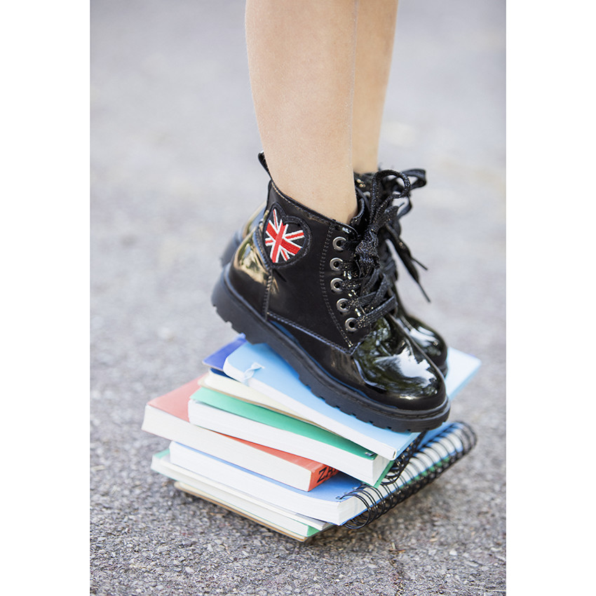 Botines negros de charol con parche de bandera para niña. 