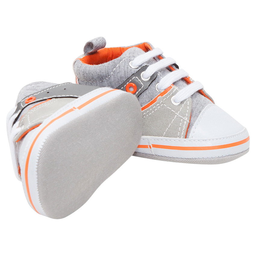 Zapatillas de tela con cordones y detalles que contrastan 