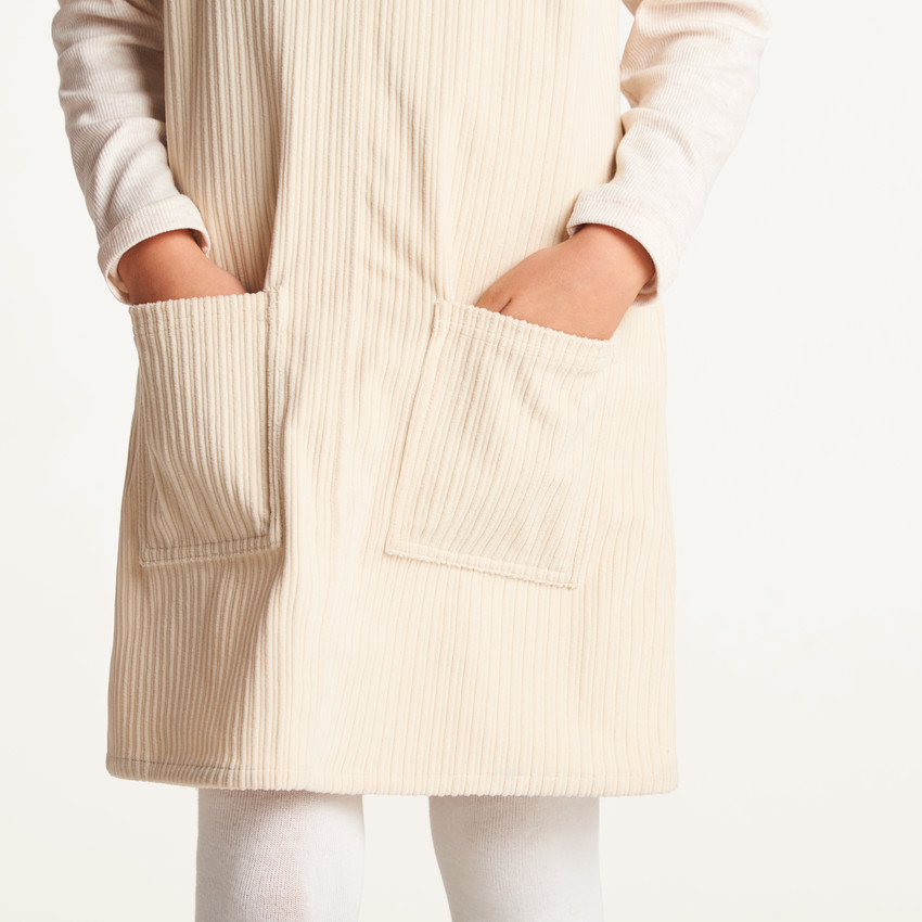 Vestido tipo peto para niña en pana acolchada 