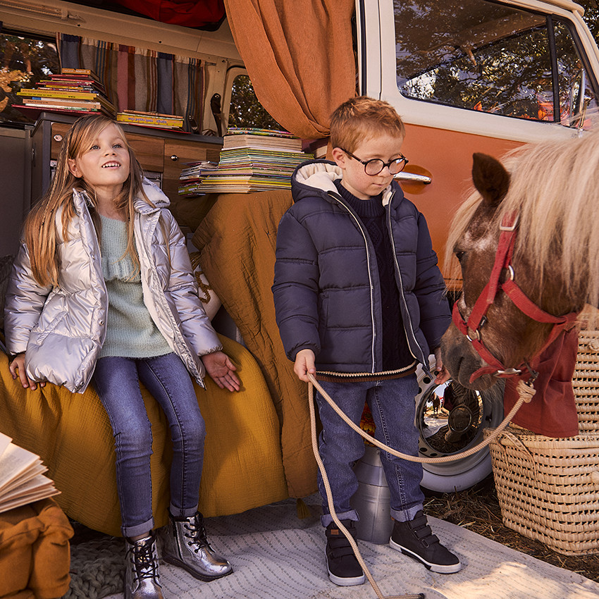 Chaqueta acolchada con capucha de tejido iridiscente forrada en sherpa para niña 