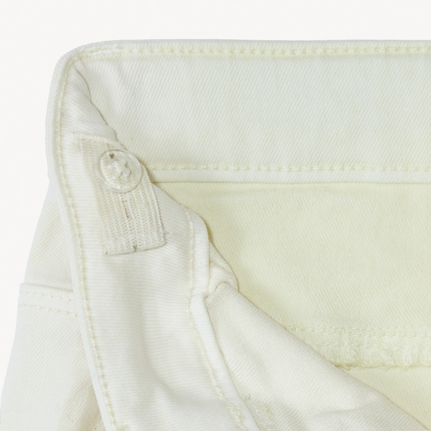 Pantalón vaquero ancho con bolsillos y perlas nacaradas para niña 