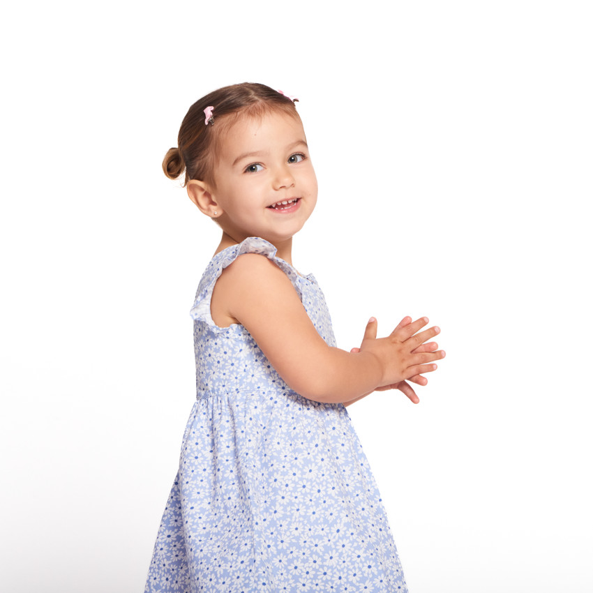 Vestido con estampado floral y espalda pronunciada para niña. 