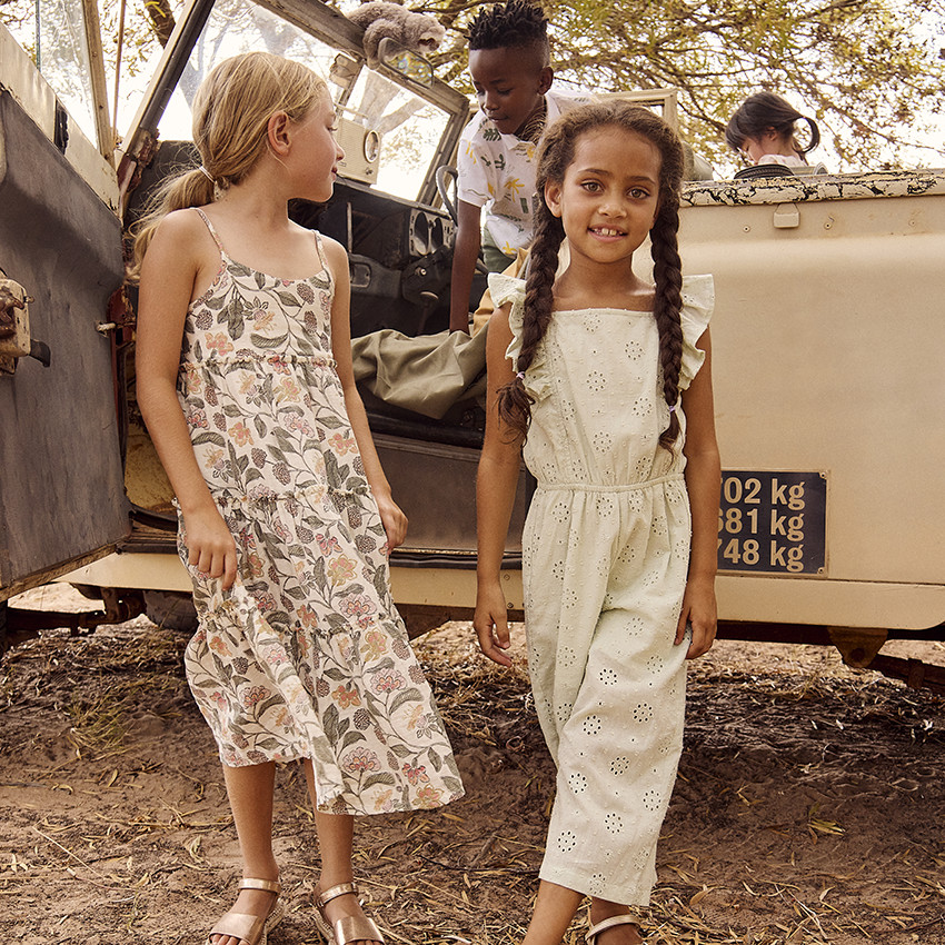 Vestido largo de doble gasa con estampado floral para niña 