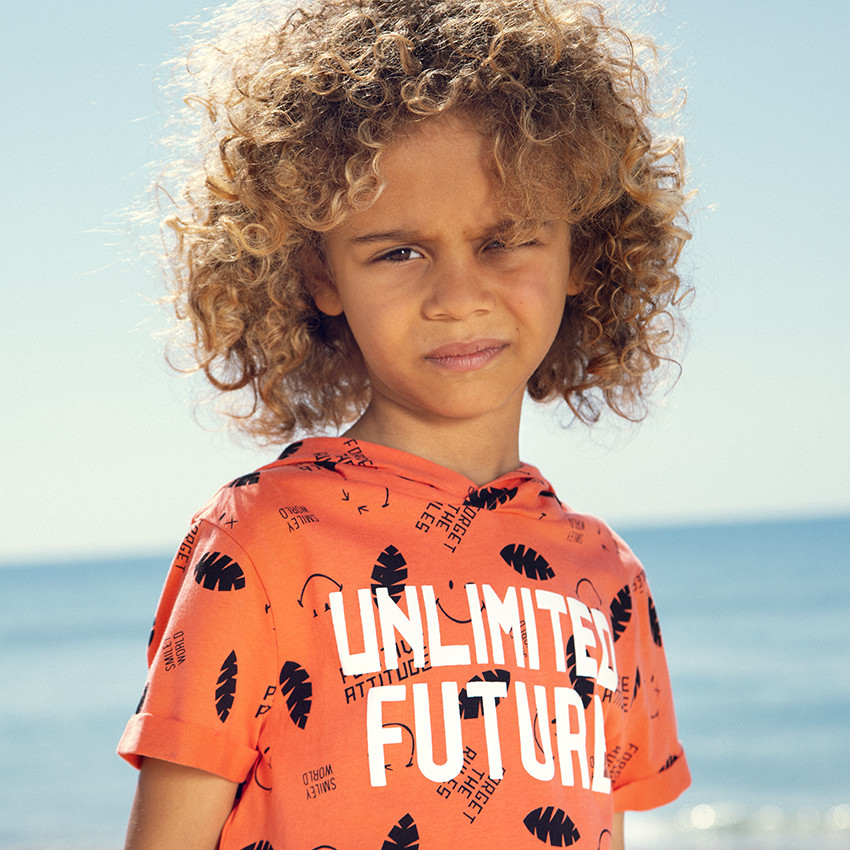 Camiseta manga corta con capucha estampado all-over 