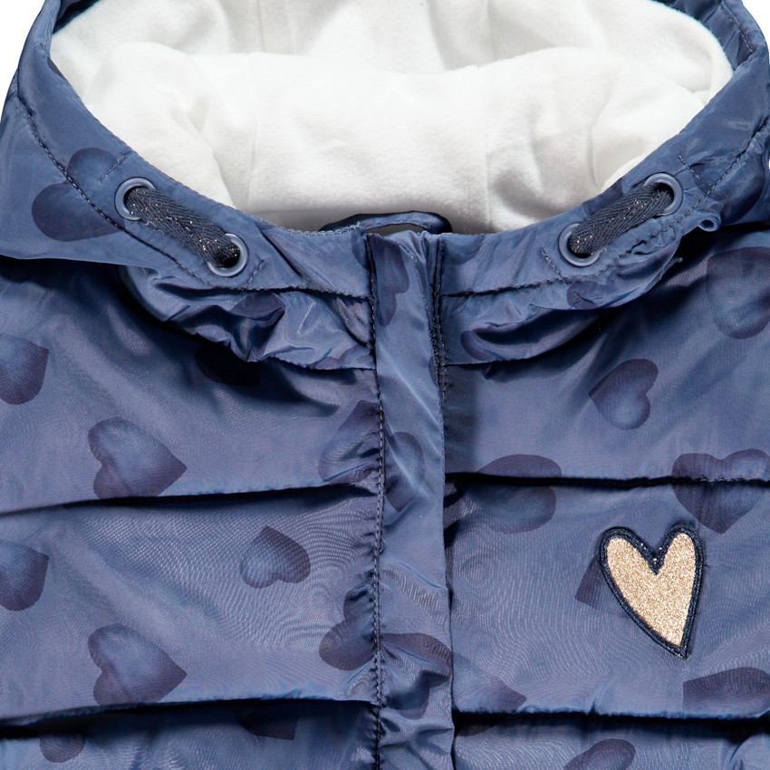 Plumífero con capucha estampado corazones 