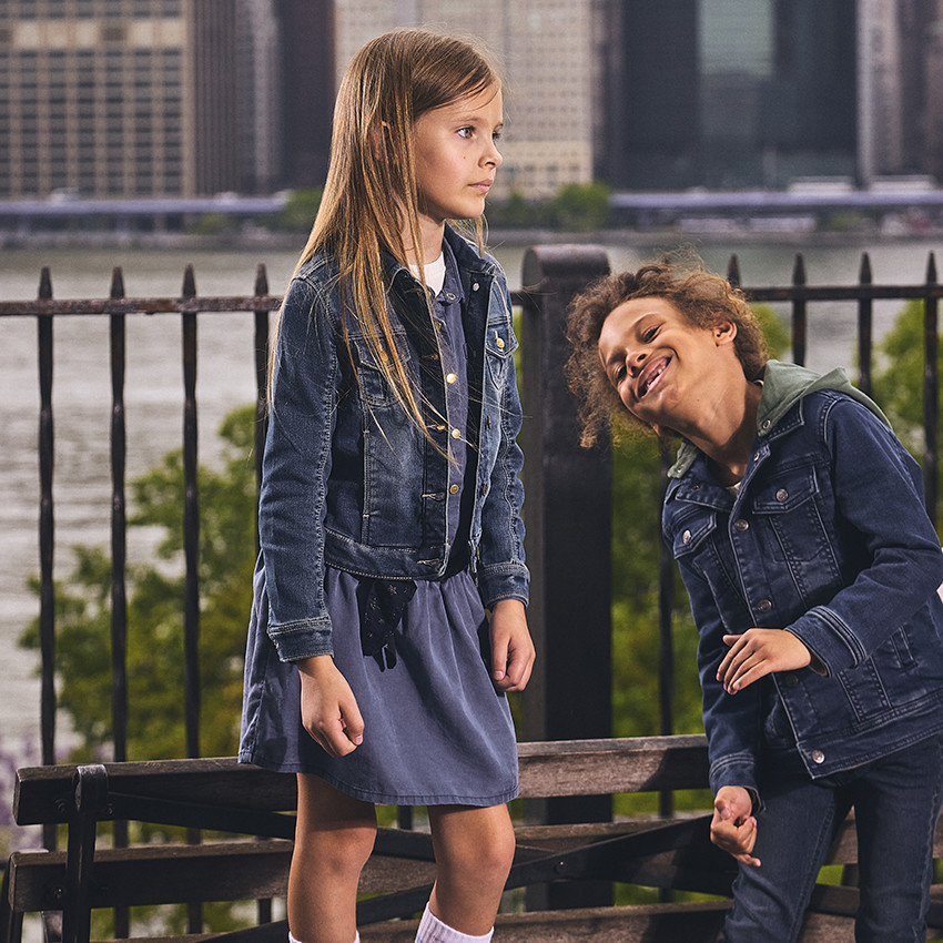 Chaqueta de mezclilla con capucha de felpa desmontable para niño 