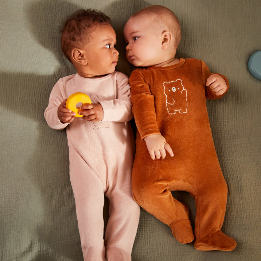 Duerme bebé niño de felpa con estampado lindo. 