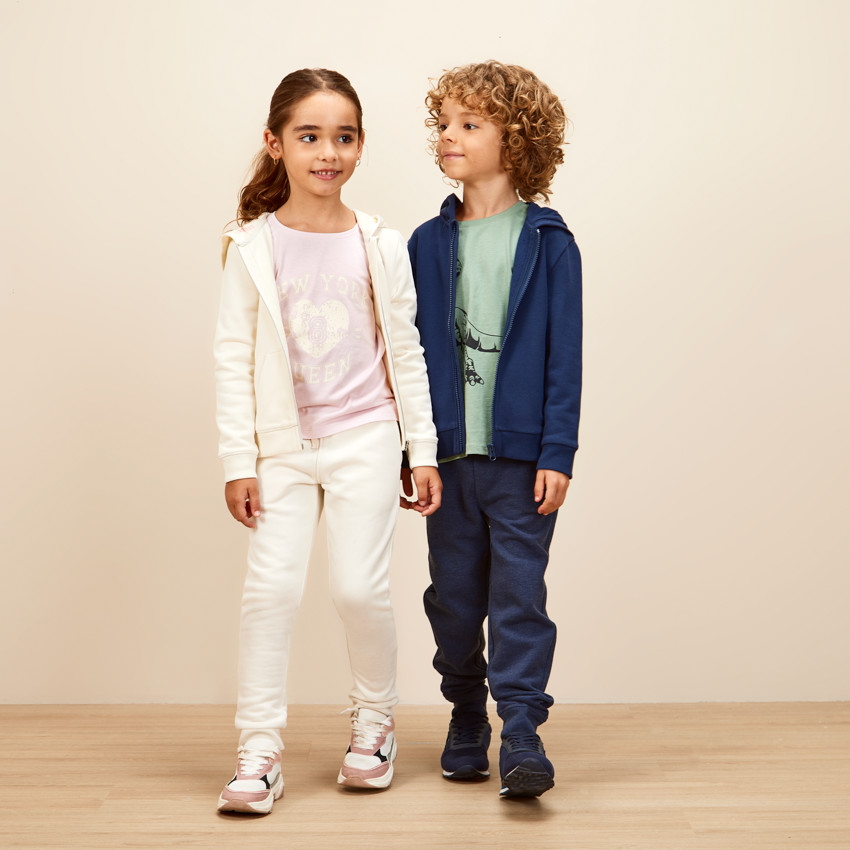 Chaqueta con capucha de felpa lisa para niño 