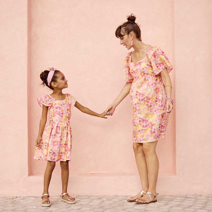 Vestido de manga corta en seersucker estampado floral para niña 