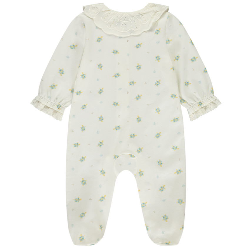 Pelele impreso de tortugas con cuello babero bordado para niña. 