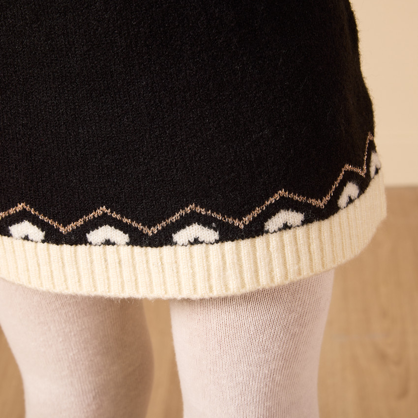 Vestido de punto jacquard con lurex y estampado de corazones para niña. 