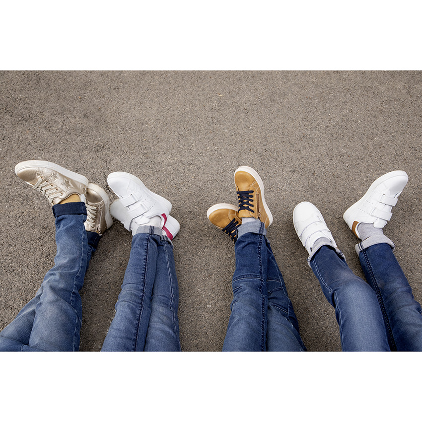 Zapatillas doradas con estrellas brillantes para niña. 