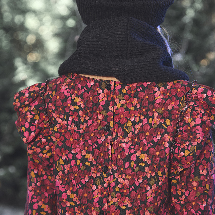 Ropita de niña con mangas largas y volantes, estampado floral 