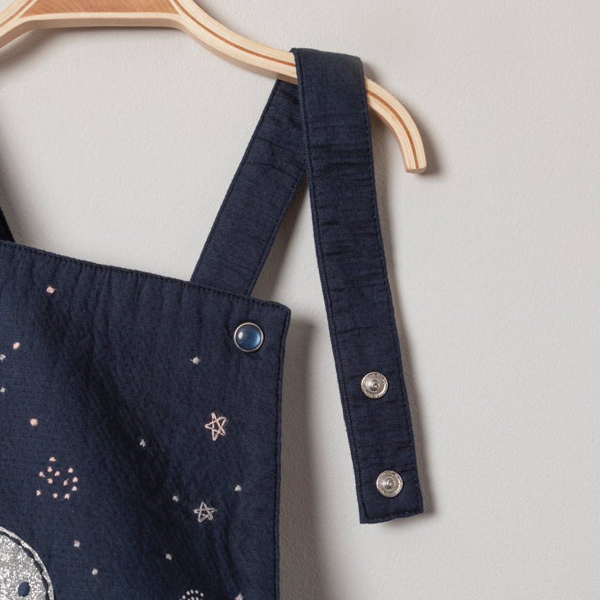 Robe salopette à motifs argentés et noeud 