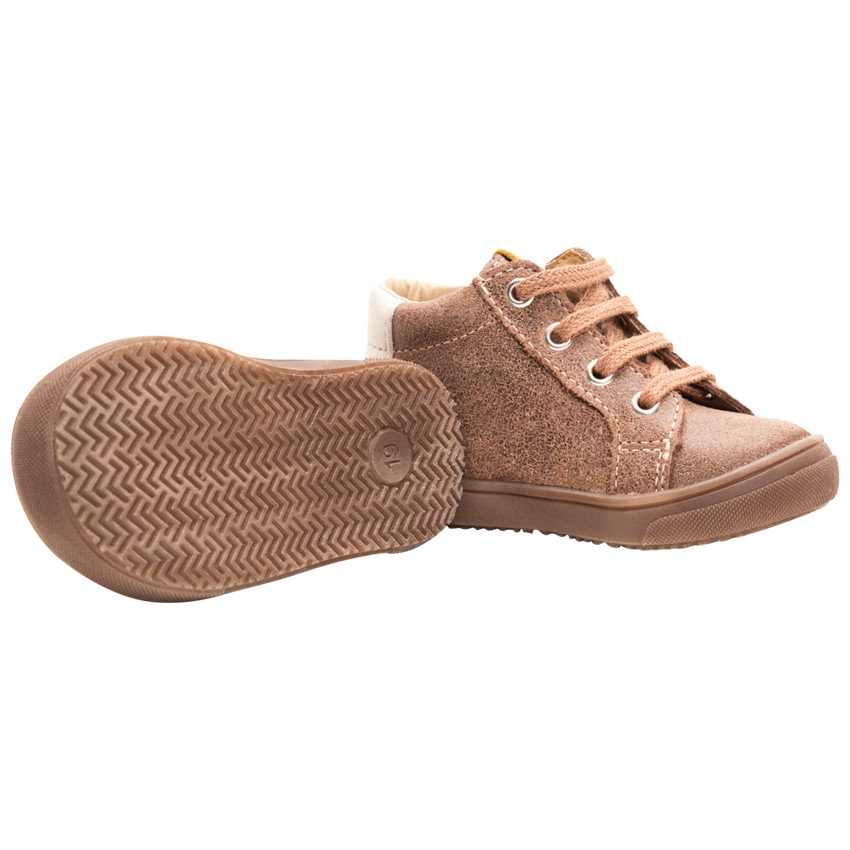 Botas que contrastan de cuero con cordones  