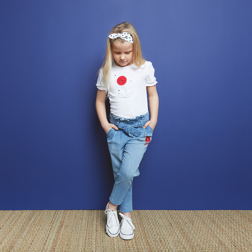 Jeans tiro alto flores bordadas 