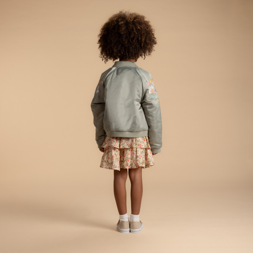 Chaqueta bomber de satén con detalles bordados para niña 
