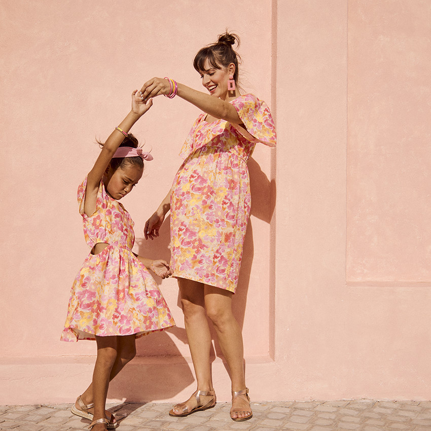 Vestido de manga corta en seersucker estampado floral para niña 