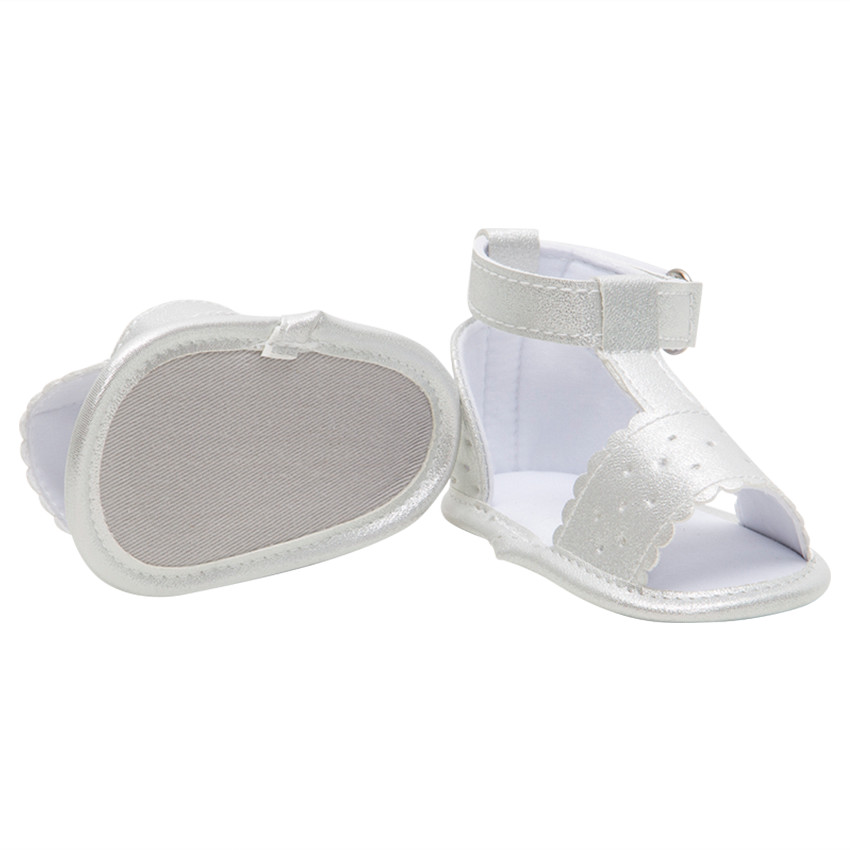 Sandalias plateadas con tira con velcro 