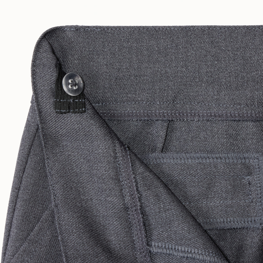 Bermuda corto de tela gris liso estilo uniforme para niño 