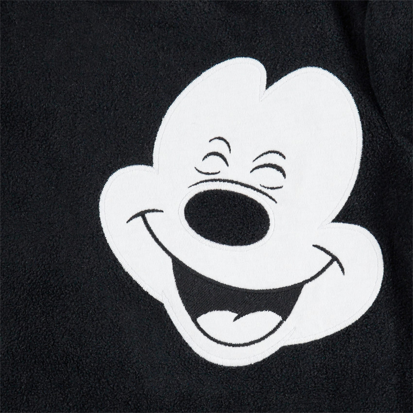 Pijama de polar con dibujo de Mickey y toques rojos 