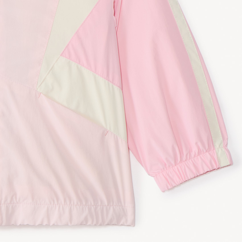 Cortaviento con capucha efecto color block para niña. 