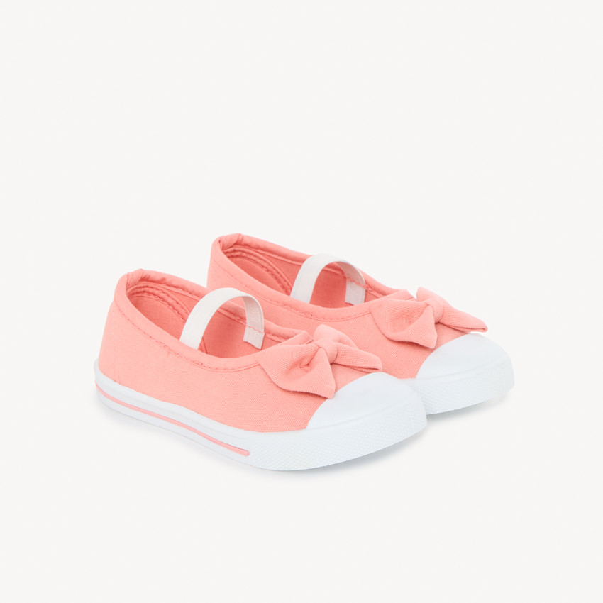 Zapatos de tela con lazo y tirantes para niña. 
