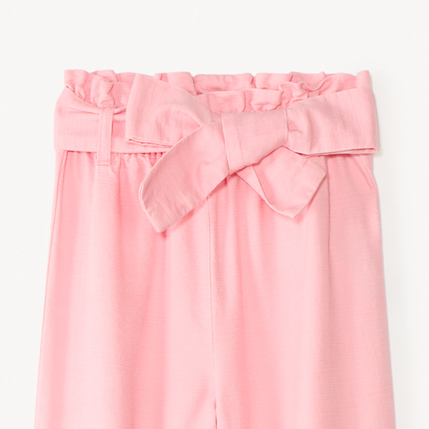 Pantalón corto de tela lisa con cinturón para niña 