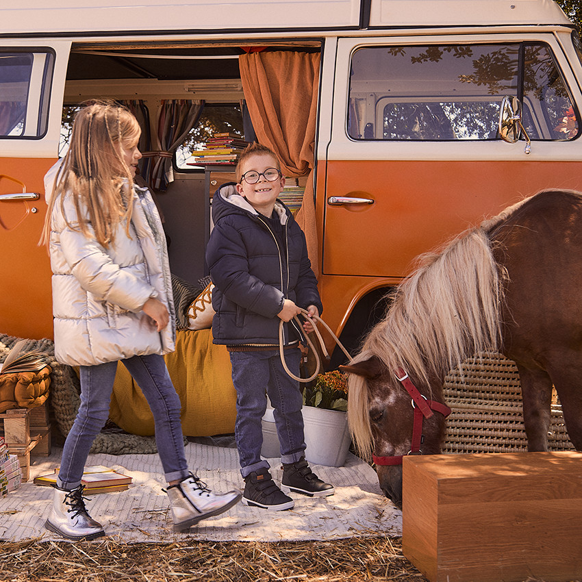 Chaqueta acolchada con capucha de tejido iridiscente forrada en sherpa para niña 