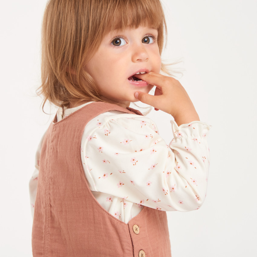 Conjunto para bebé niña con vestido de gasa de algodón y camiseta con estampado de flores. 