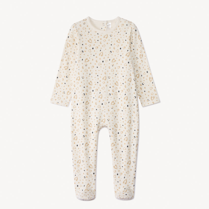 Pelele imprimido corazones para bebé niña con aberturas diferentes según la edad 