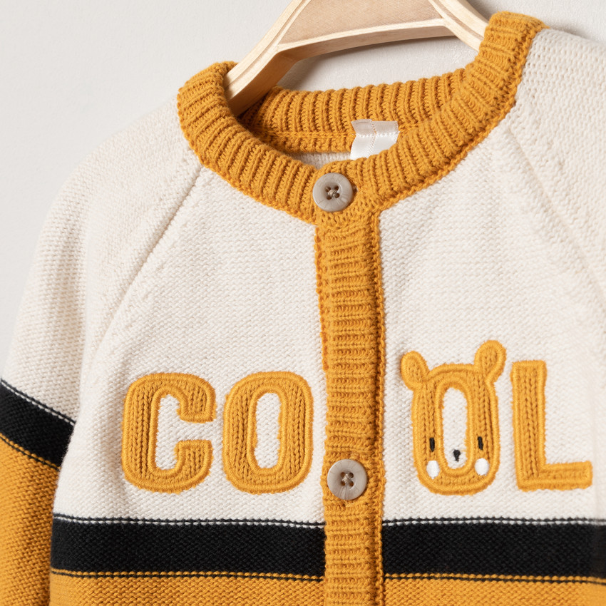 Chaleco de punto  con inscripciones bordados y rayas contrastadas  