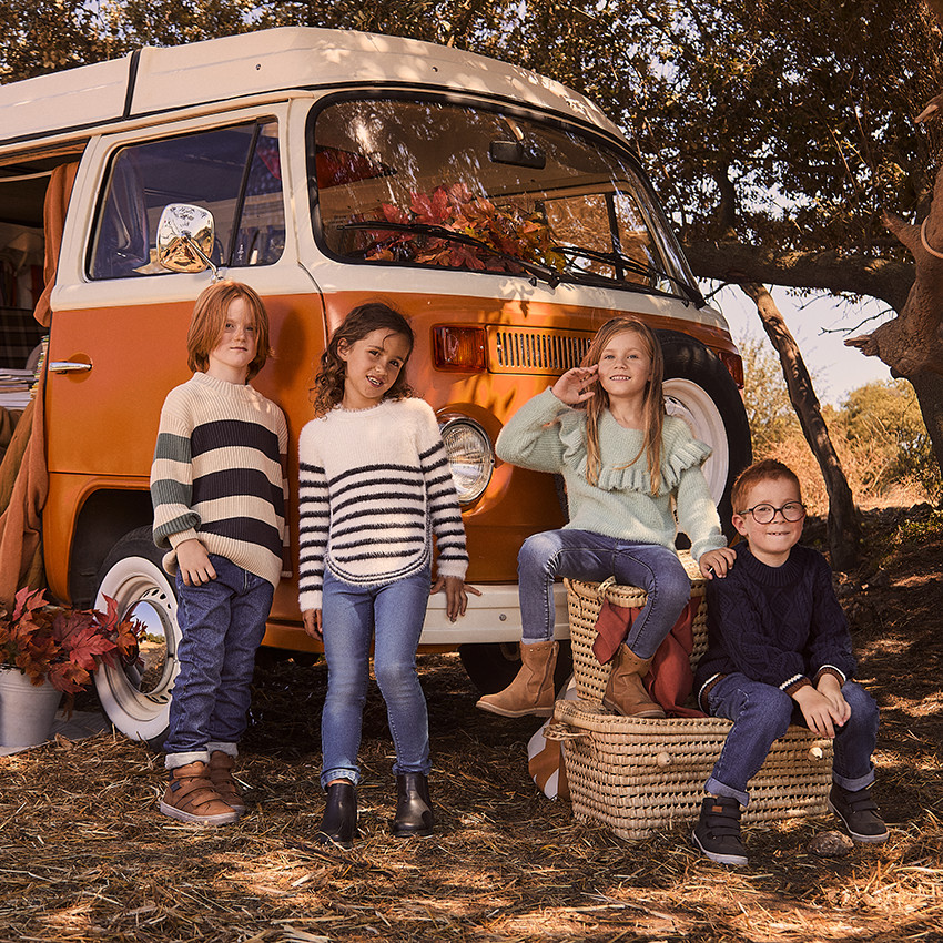 Suéter de rayas tricolores de punto con cuello alto para niño 