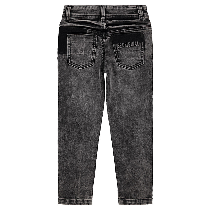 Vaqueros con efecto nieve con parches cosidos  