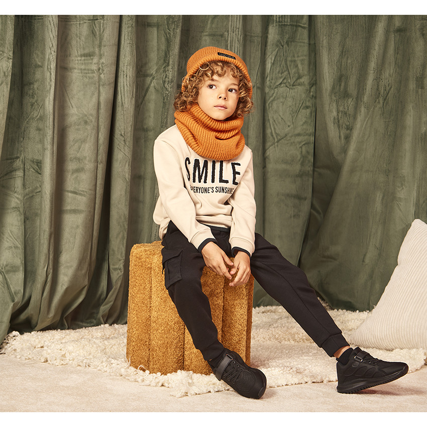 Conjunto de punto con gorro y snood unicolor para niño 