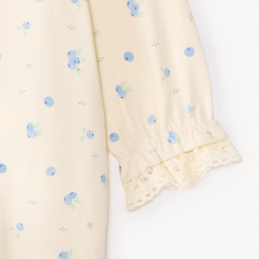 Pijama impreso de arándanos con cuello de tipo claudine bordado para niña bebé. 