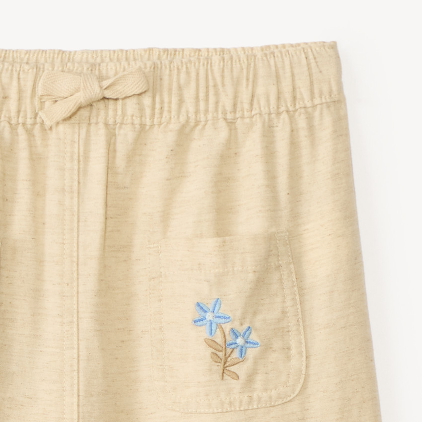 Pantalón amplio con bordado de flores para niña. 