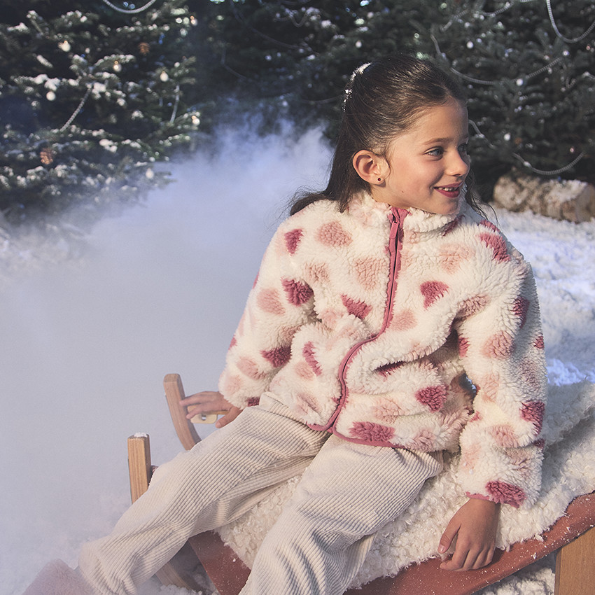 Chaqueta de sherpa con estampado de corazones para niña 