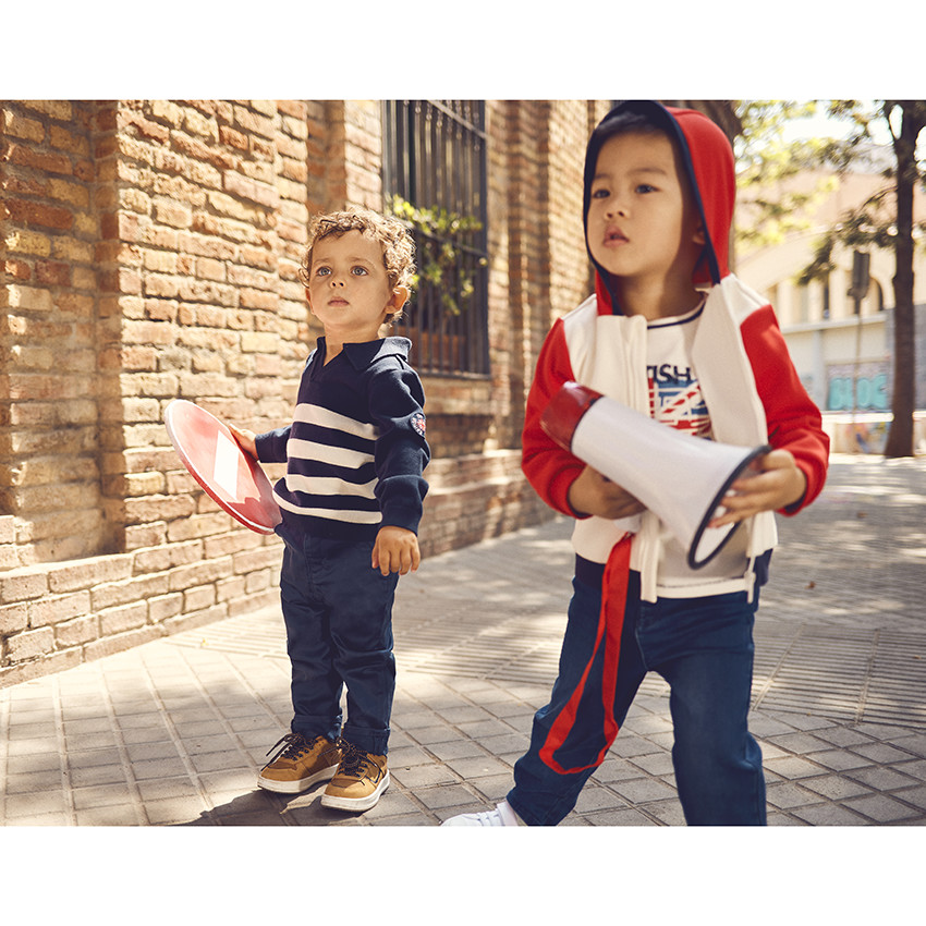 Suéter de rayas con parche bordado para niño. 