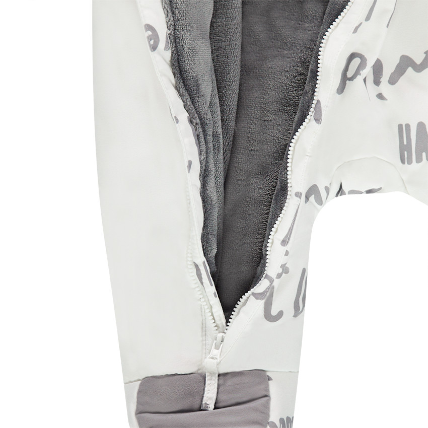 Mono de microfibra con forro de borreguito y estampado de osos. 