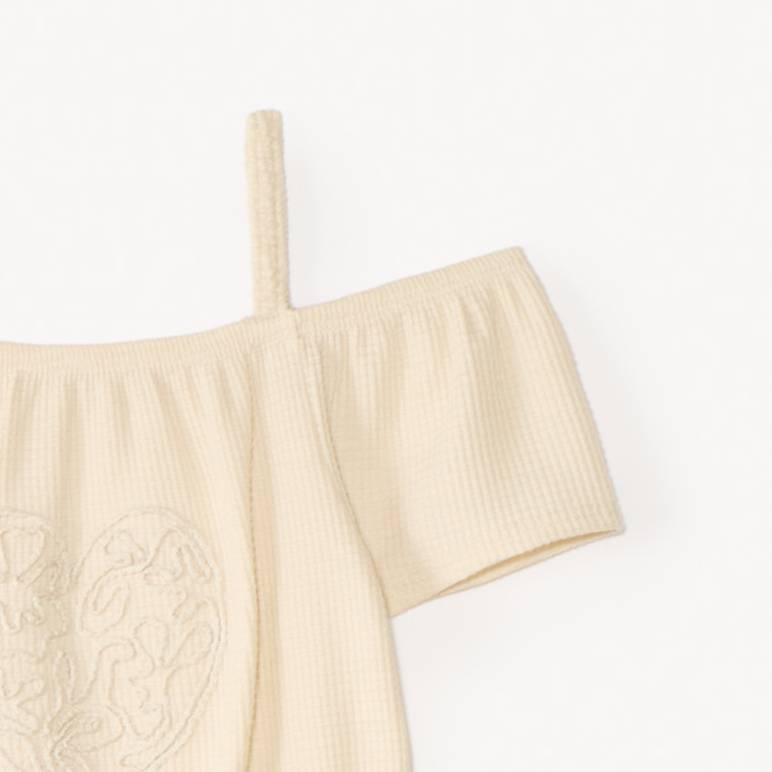 Monosuit de hombros descubiertos con bordado de corazón para niña 
