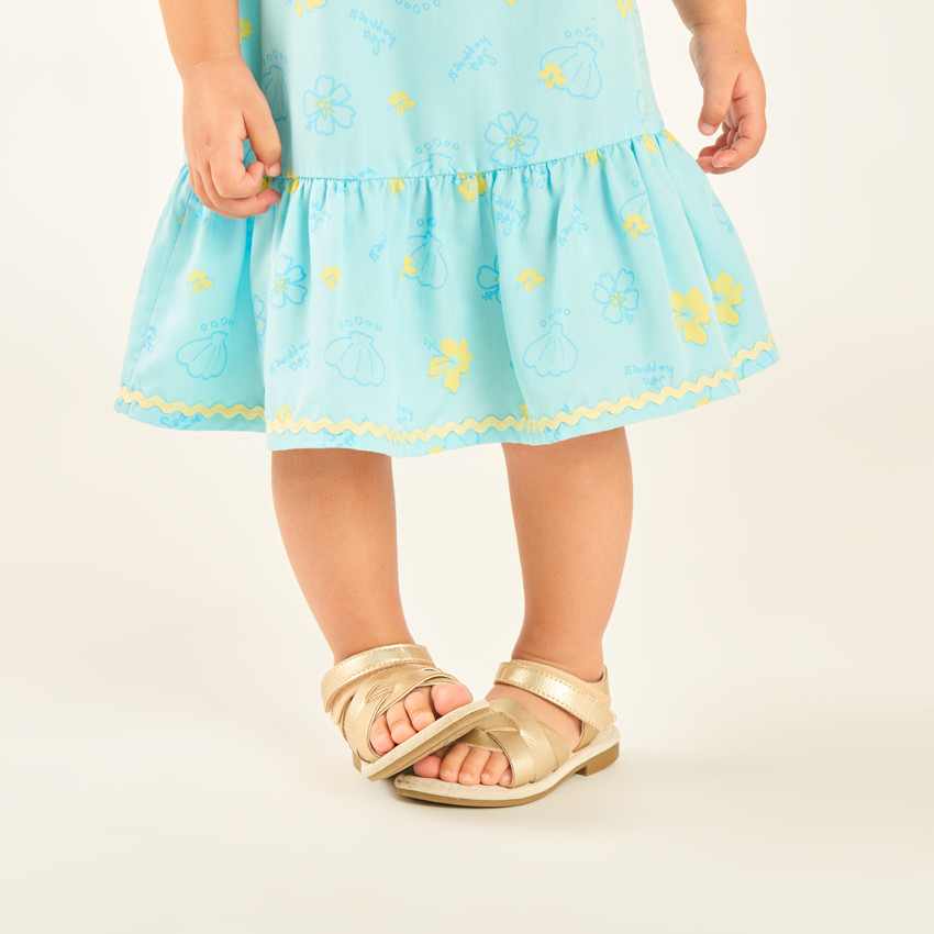 Vestido de tirantes en tela tubular con estampado de conchas y flores para niña bebé. 