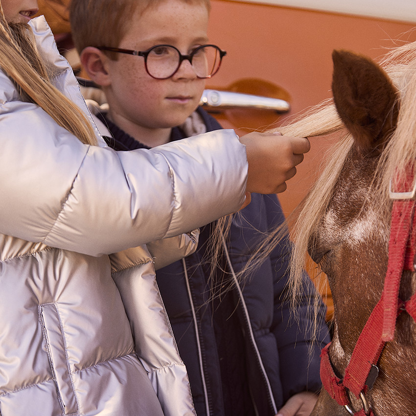 Chaqueta acolchada con capucha de tejido iridiscente forrada en sherpa para niña 