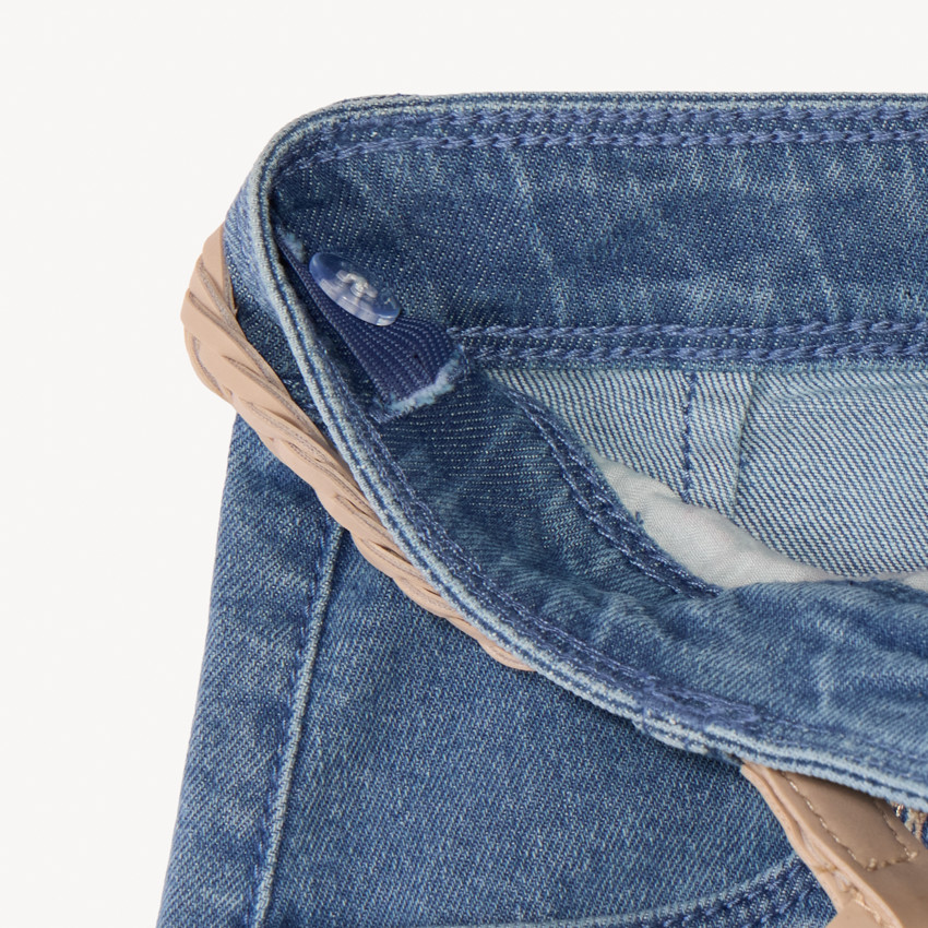 Jean ancho bordado con cinturón trenzado para niña 