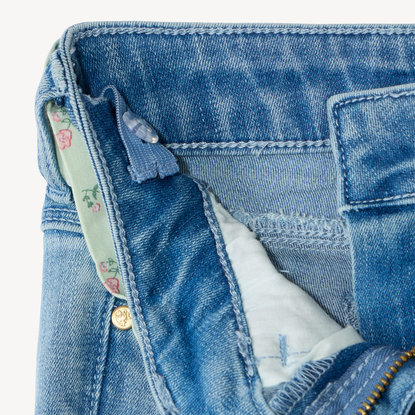 Jean slim para niña con cinturón de tela 