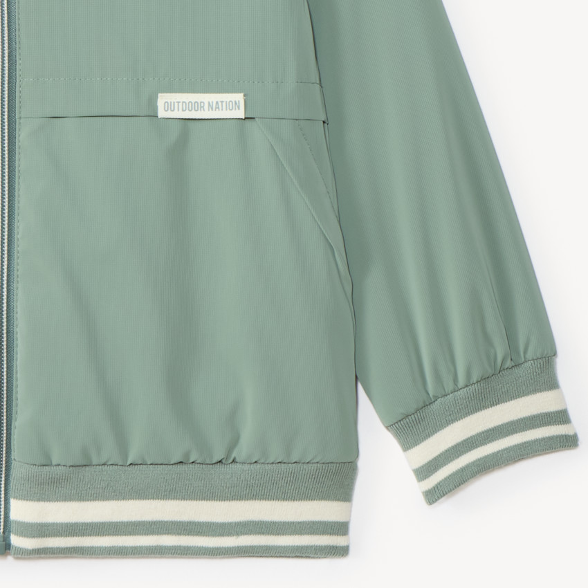 Chaqueta cortavientos con capucha impermeable para niño. 