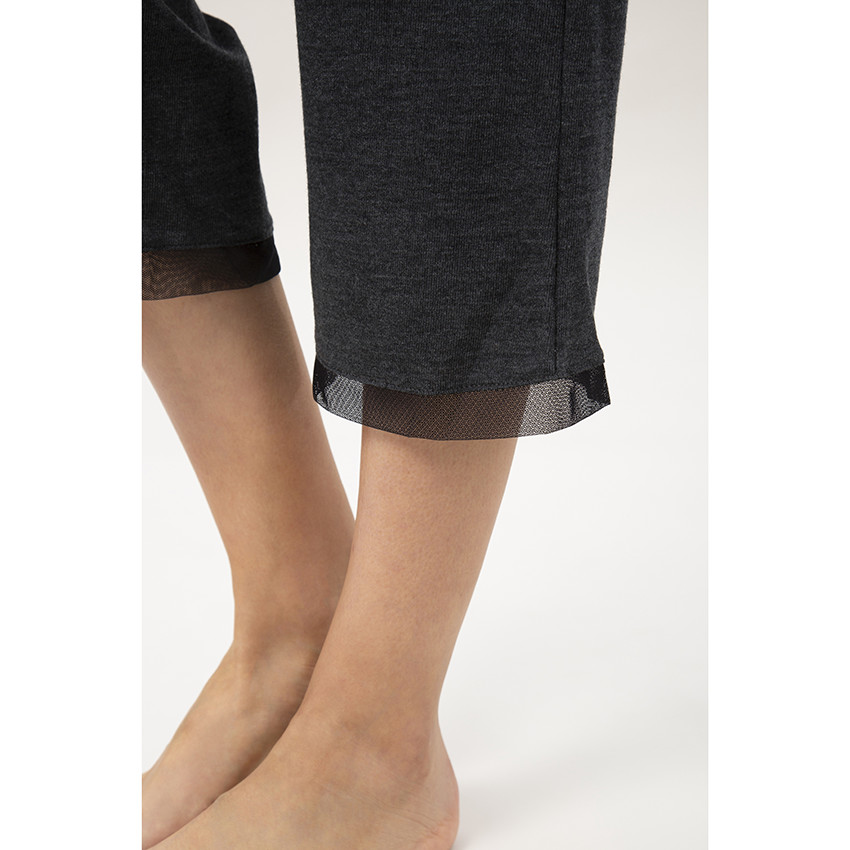 Pantalón pantacourt de punto jaspeado con detalles de tul 